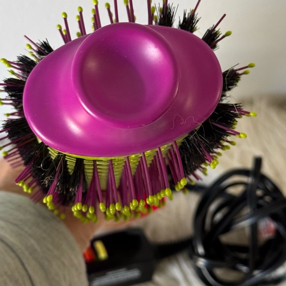 BEDHEAD by TIGI One-Step Hair Dryer and Volumizer Hot Air Brush - Picture 8 of 10